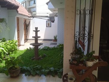 VENDO EXCELENTE CASA CON CHIMENEA EN SAN BORJA CERCA A PARQUE Y AV. PARQUE SUR