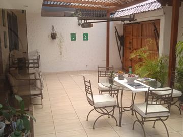 VENDO EXCELENTE CASA CON CHIMENEA EN SAN BORJA CERCA A PARQUE Y AV. PARQUE SUR