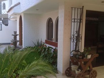 VENDO EXCELENTE CASA CON CHIMENEA EN SAN BORJA CERCA A PARQUE Y AV. PARQUE SUR