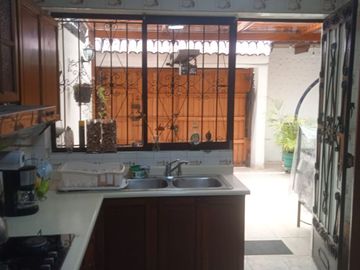 VENDO EXCELENTE CASA CON CHIMENEA EN SAN BORJA CERCA A PARQUE Y AV. PARQUE SUR