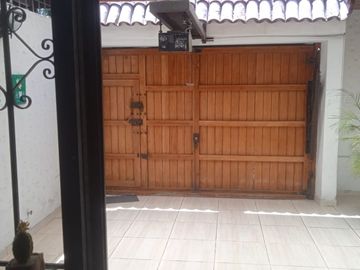 VENDO EXCELENTE CASA CON CHIMENEA EN SAN BORJA CERCA A PARQUE Y AV. PARQUE SUR