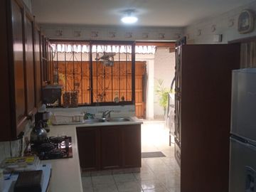 VENDO EXCELENTE CASA CON CHIMENEA EN SAN BORJA CERCA A PARQUE Y AV. PARQUE SUR