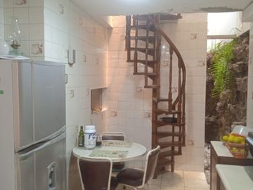 VENDO EXCELENTE CASA CON CHIMENEA EN SAN BORJA CERCA A PARQUE Y AV. PARQUE SUR