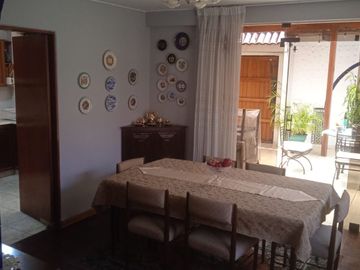 VENDO EXCELENTE CASA CON CHIMENEA EN SAN BORJA CERCA A PARQUE Y AV. PARQUE SUR