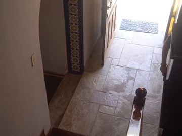 VENDO EXCELENTE CASA CON CHIMENEA EN SAN BORJA CERCA A PARQUE Y AV. PARQUE SUR