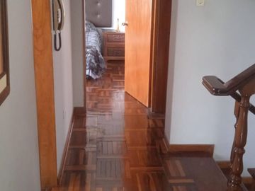 VENDO EXCELENTE CASA CON CHIMENEA EN SAN BORJA CERCA A PARQUE Y AV. PARQUE SUR