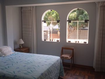 VENDO EXCELENTE CASA CON CHIMENEA EN SAN BORJA CERCA A PARQUE Y AV. PARQUE SUR