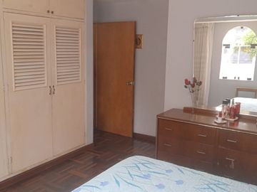 VENDO EXCELENTE CASA CON CHIMENEA EN SAN BORJA CERCA A PARQUE Y AV. PARQUE SUR