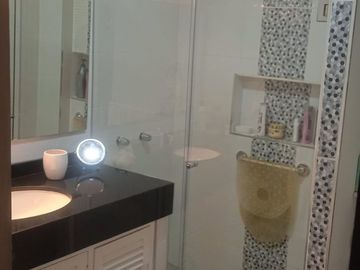 VENDO EXCELENTE CASA CON CHIMENEA EN SAN BORJA CERCA A PARQUE Y AV. PARQUE SUR