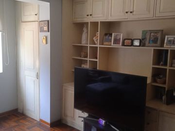 VENDO EXCELENTE CASA CON CHIMENEA EN SAN BORJA CERCA A PARQUE Y AV. PARQUE SUR