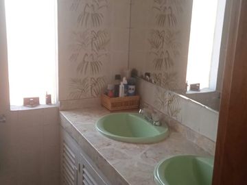 VENDO EXCELENTE CASA CON CHIMENEA EN SAN BORJA CERCA A PARQUE Y AV. PARQUE SUR
