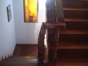 VENDO EXCELENTE CASA CON CHIMENEA EN SAN BORJA CERCA A PARQUE Y AV. PARQUE SUR