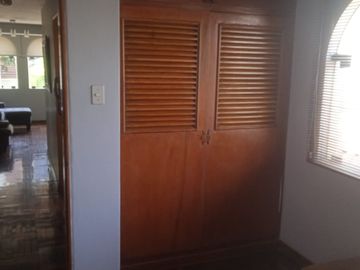 VENDO EXCELENTE CASA CON CHIMENEA EN SAN BORJA CERCA A PARQUE Y AV. PARQUE SUR