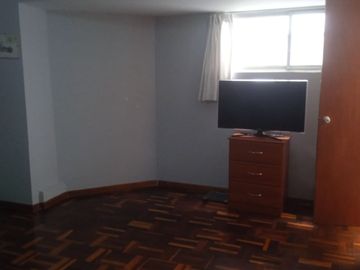 VENDO EXCELENTE CASA CON CHIMENEA EN SAN BORJA CERCA A PARQUE Y AV. PARQUE SUR