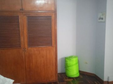 VENDO EXCELENTE CASA CON CHIMENEA EN SAN BORJA CERCA A PARQUE Y AV. PARQUE SUR