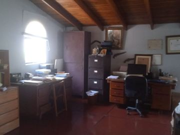 VENDO EXCELENTE CASA CON CHIMENEA EN SAN BORJA CERCA A PARQUE Y AV. PARQUE SUR