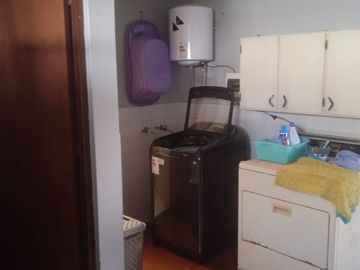 VENDO EXCELENTE CASA CON CHIMENEA EN SAN BORJA CERCA A PARQUE Y AV. PARQUE SUR
