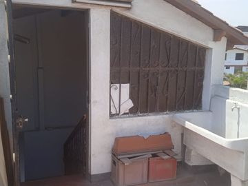 VENDO EXCELENTE CASA CON CHIMENEA EN SAN BORJA CERCA A PARQUE Y AV. PARQUE SUR