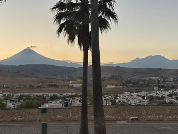 ¡Exclusiva residencia con vista a los volcanes en Lomas de Angelópolis! 🌋✨