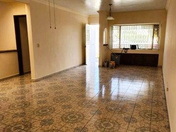 CASA EN VENTA EN RESIDENCIAL ITALIA CERCA DE LA UAQ