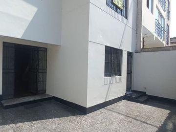 ALQUILER DE CASA 2 PISOS FRENTE PARQUE-URB.LA VIRREYNA- SURCO