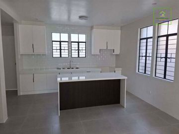 HOUSE AND LOT FOR SALE IN VALLEY 5 PARANAQUE