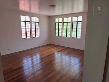 HOUSE AND LOT FOR SALE IN VALLEY 5 PARANAQUE