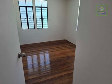 HOUSE AND LOT FOR SALE IN VALLEY 5 PARANAQUE