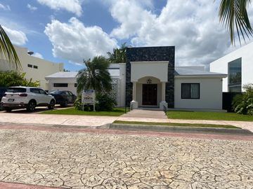 Casa en venta con 3 recamaras y alberca en Lagos del Sol  Cancun