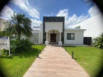 Casa en venta con 3 recamaras y alberca en Lagos del Sol  Cancun