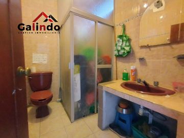 VENTA DE CASA USADA CERCA AV PIPILA, COCHERA 3 AUTOS, 3 RECAMARAS, CUARTO DE SERVICIO
