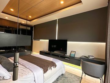 RUMAH MEWAH 3 LANTAI SIAP HUNI ADA KOLAM RENANG FULL FURNISHED DEKAT RAWAMANGUN JAKARTA