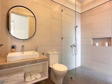 RUMAH MEWAH 3 LANTAI SIAP HUNI ADA KOLAM RENANG FULL FURNISHED DEKAT RAWAMANGUN JAKARTA