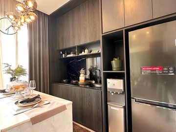RUMAH MEWAH 3 LANTAI SIAP HUNI ADA KOLAM RENANG FULL FURNISHED DEKAT RAWAMANGUN JAKARTA