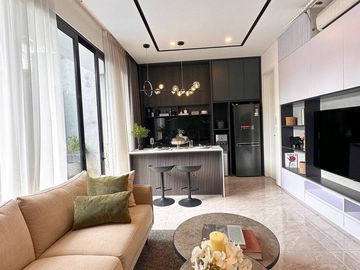 RUMAH MEWAH 3 LANTAI SIAP HUNI ADA KOLAM RENANG FULL FURNISHED DEKAT RAWAMANGUN JAKARTA