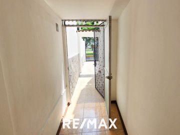 VENTA DE ACOGEDORA CASA FRENTE A PARQUE EN LA MEJOR ZONA DE SURCO