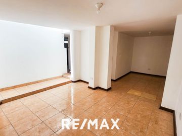 VENTA DE ACOGEDORA CASA FRENTE A PARQUE EN LA MEJOR ZONA DE SURCO