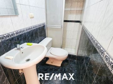 VENTA DE ACOGEDORA CASA FRENTE A PARQUE EN LA MEJOR ZONA DE SURCO