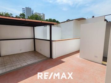 VENTA DE ACOGEDORA CASA FRENTE A PARQUE EN LA MEJOR ZONA DE SURCO