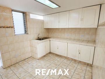 VENTA DE ACOGEDORA CASA FRENTE A PARQUE EN LA MEJOR ZONA DE SURCO