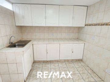VENTA DE ACOGEDORA CASA FRENTE A PARQUE EN LA MEJOR ZONA DE SURCO