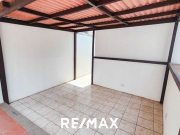 VENTA DE ACOGEDORA CASA FRENTE A PARQUE EN LA MEJOR ZONA DE SURCO