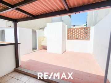 VENTA DE ACOGEDORA CASA FRENTE A PARQUE EN LA MEJOR ZONA DE SURCO