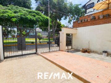 VENTA DE ACOGEDORA CASA FRENTE A PARQUE EN LA MEJOR ZONA DE SURCO