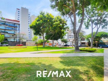 VENTA DE ACOGEDORA CASA FRENTE A PARQUE EN LA MEJOR ZONA DE SURCO