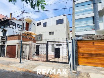 VENTA DE ACOGEDORA CASA FRENTE A PARQUE EN LA MEJOR ZONA DE SURCO