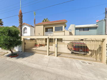 PRECIOSA Y MUY AMPLIA CASA A SOLO DOS CALLES DE LA PLAYA DE TIJUANA
