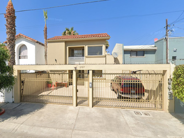 PRECIOSA Y MUY AMPLIA CASA A SOLO DOS CALLES DE LA PLAYA DE TIJUANA
