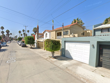 PRECIOSA Y MUY AMPLIA CASA A SOLO DOS CALLES DE LA PLAYA DE TIJUANA