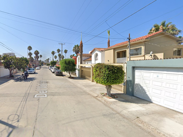 PRECIOSA Y MUY AMPLIA CASA A SOLO DOS CALLES DE LA PLAYA DE TIJUANA